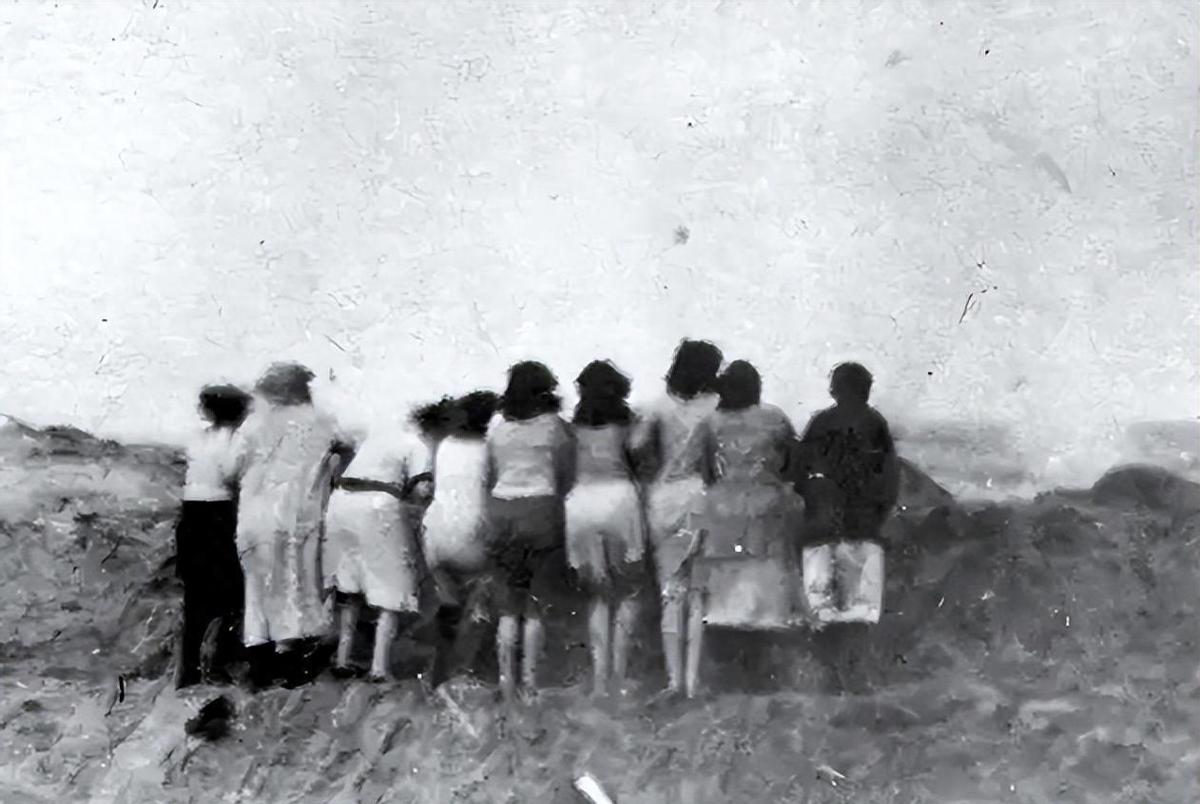 50年代处刑老照片图文,晚清犯人被打板子