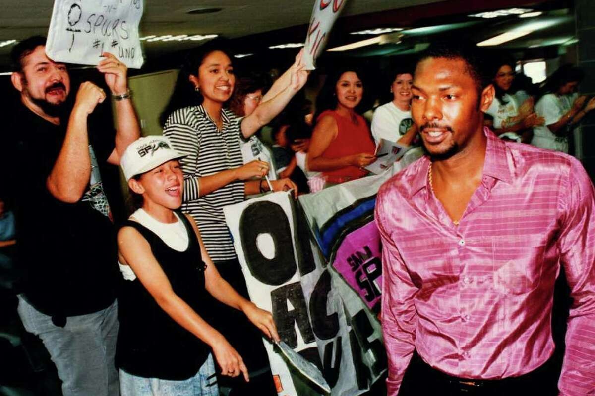 米切尔晃倒马刺10号,米切尔17赛季马刺