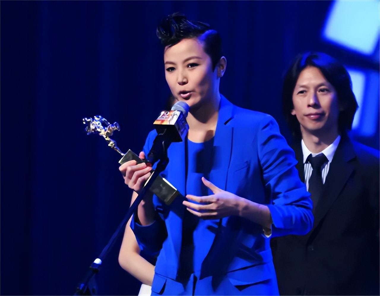 21年“港独”何韵诗被捕：大发“乱港财”，出书定价110元港币