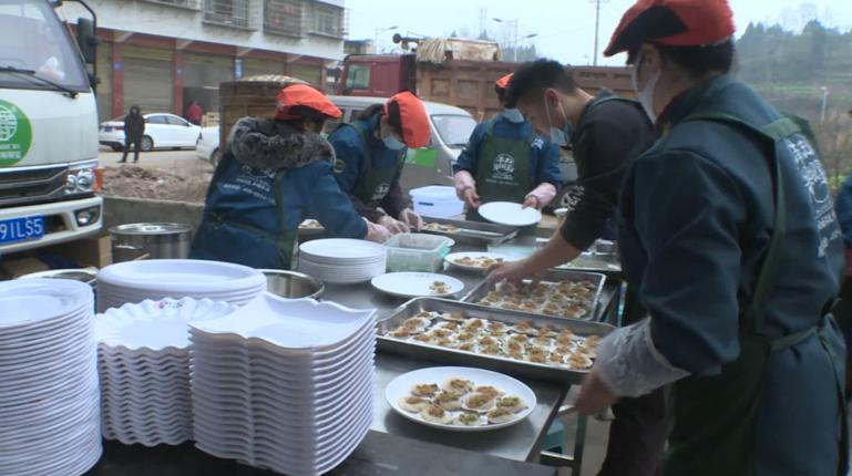 花篮摆了半条街!南充嘉陵的龙蟠竟然办起一个“宴会中心”了!