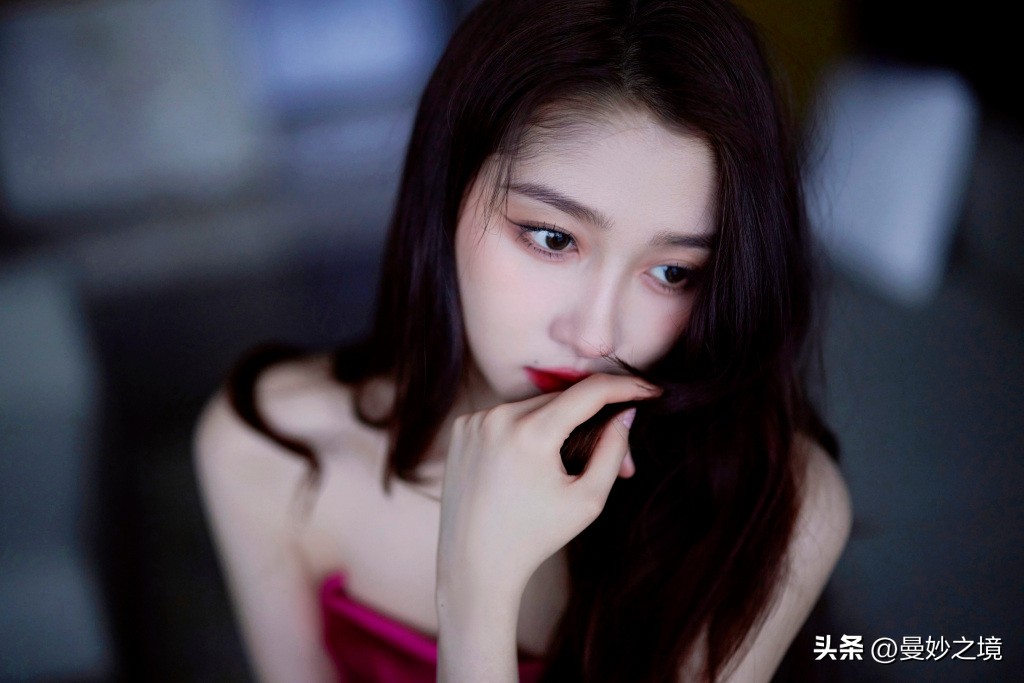 关晓彤爱马仕玫红,关晓彤玫红长裙造型写真