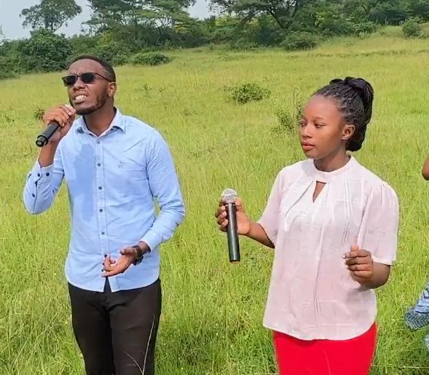 非洲小伙波波，带领团队翻唱中文歌走红，网友：我竟唱不过外国人