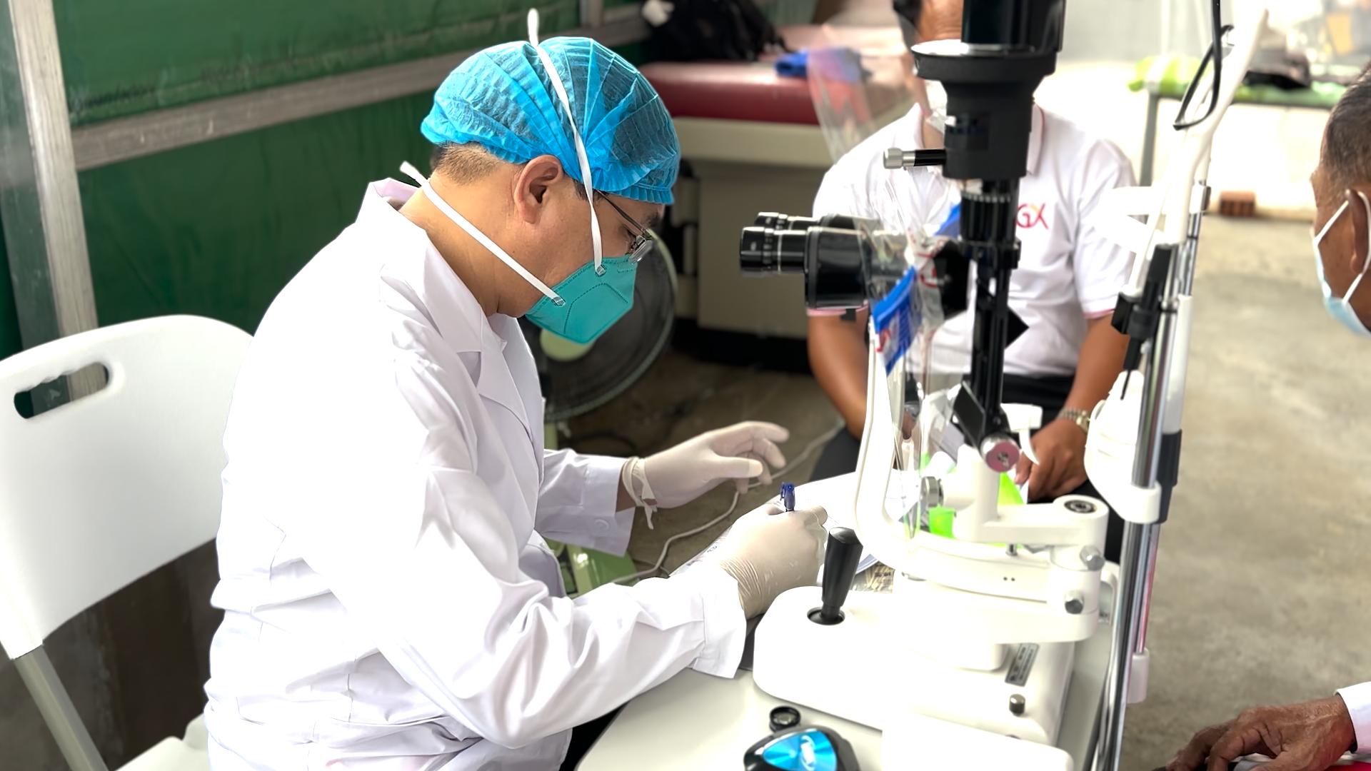 丝路盛放洋紫荆|港NGO联手内地医疗队出海扫“盲”50年柬埔寨白内障患者复明：我能看到了！