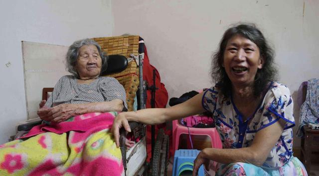 62岁大爷男扮女装30余年,53岁大叔男扮女装搞笑