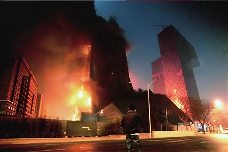 央视大楼烟花火灾,央视大楼特大火灾原视频