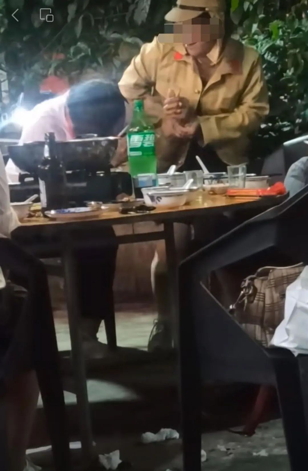 女子穿日本军装街头吃饭,女子穿日本军服被拘3人