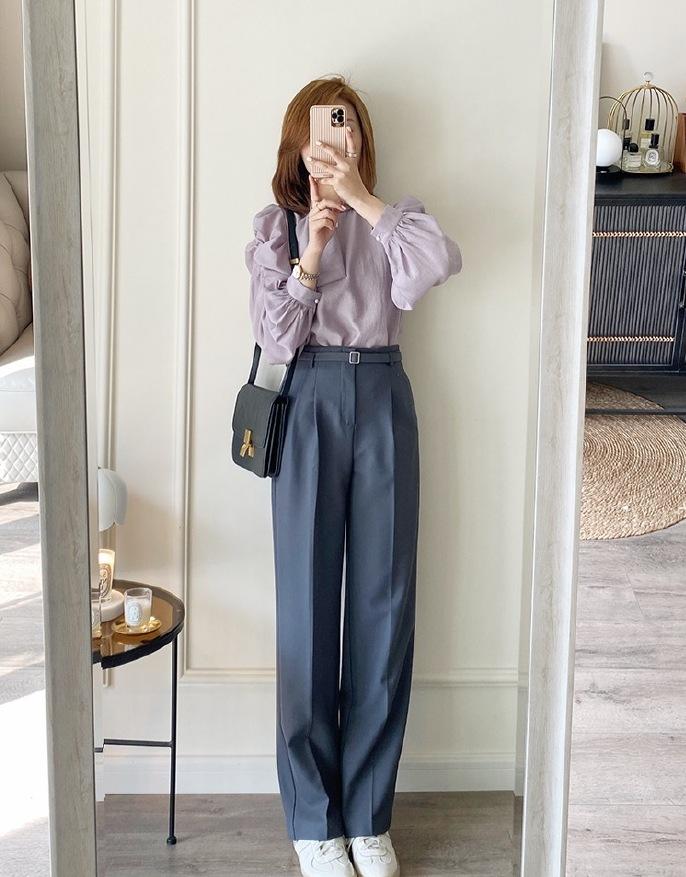 时尚潮流百搭垂感面料阔腿裤穿搭,蓝衬衣配藏蓝色阔腿裤慵懒风