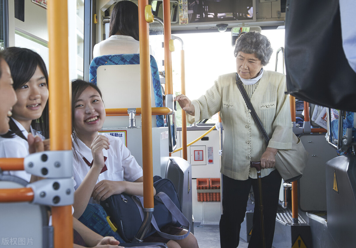 北京地铁站两位女子在打架,北京地铁女子和两老人打架