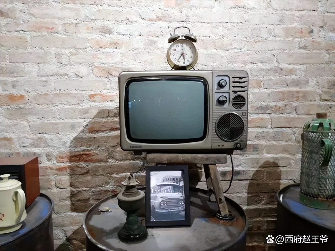 80年代买个黑白电视,80年代买一台彩色电视多少钱