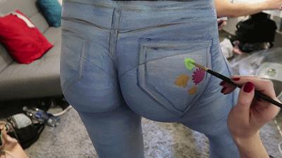 美女们一丝不挂就出门了，竟无人看出这是画的，网友：行为艺术吧