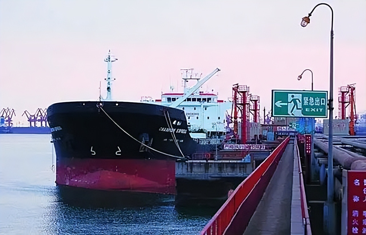 19年加拿大巨轮被堵厦门外海，损失十多亿美元，加总理尝到了苦果