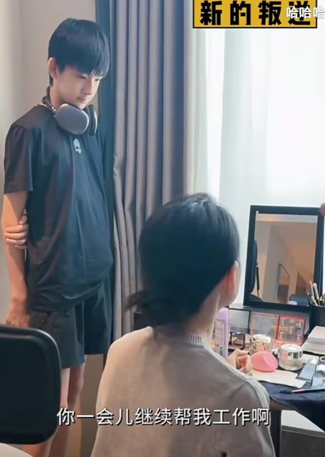 董洁儿子顶顶探班,董洁和儿子顶顶现身机场