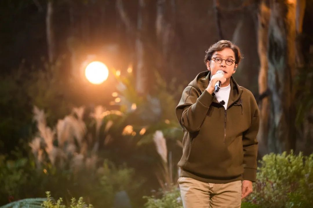 张国荣80年代天王巨星现场,80年代香港的天王巨星和天后