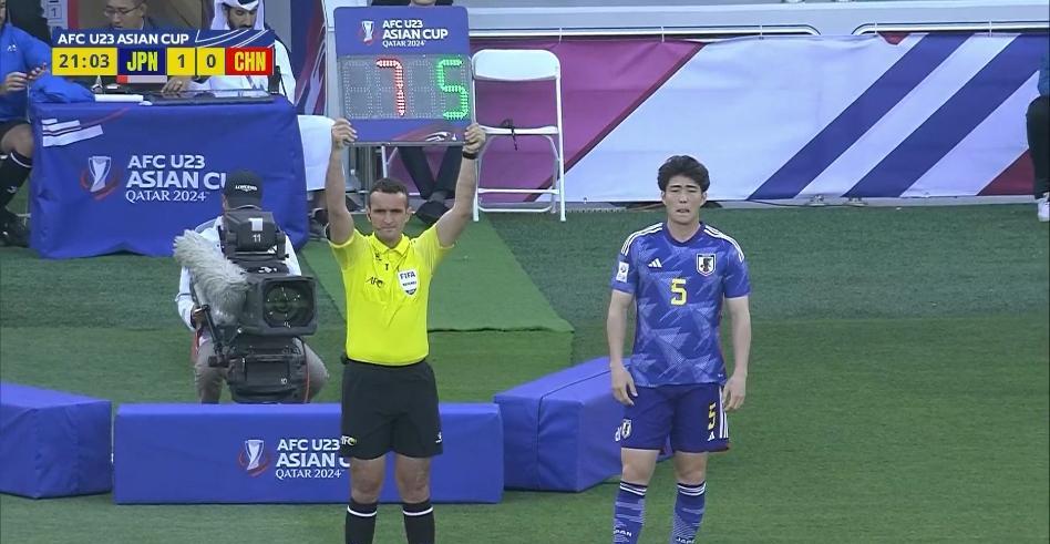 国奥以多打少0比1不敌日本,贾非凡遭日本后卫肘击