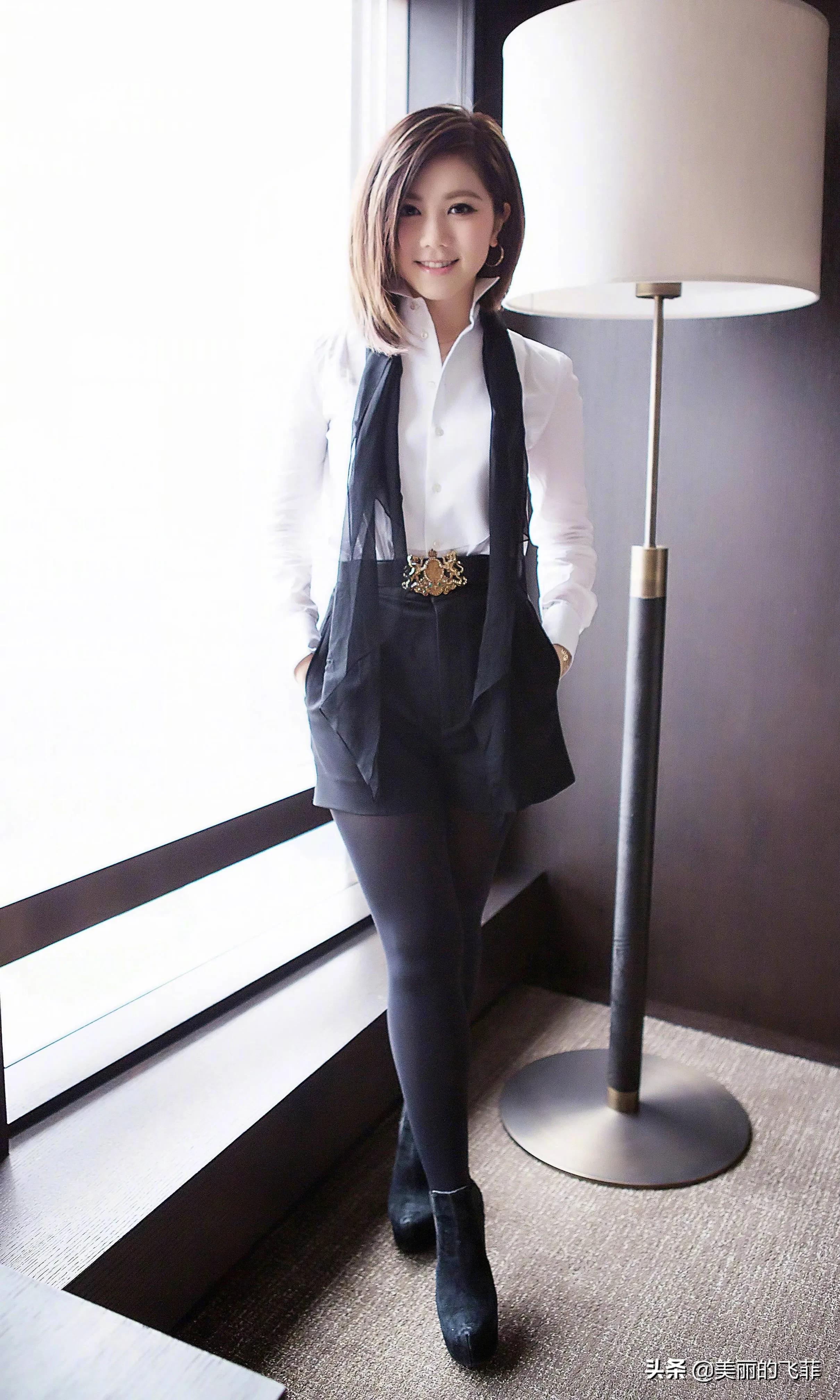 邓紫棋穿皮裤唱歌,邓紫棋穿裙子戴帽子唱歌