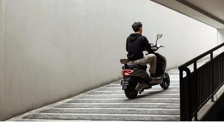 电动车用久了爬坡无力的修理方法,学电动车爬坡技巧和下坡技巧