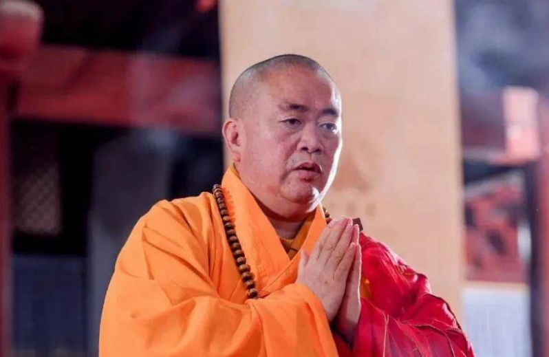 少林寺释永信一年收入多少钱,现在释永信方丈为什么不披袈裟