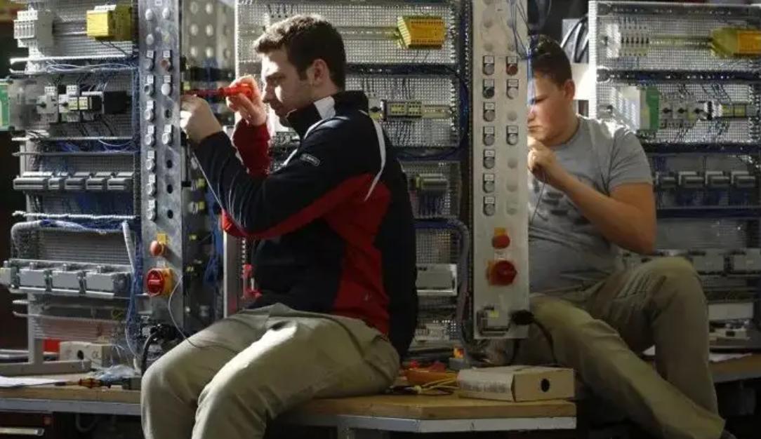 中国高级技工缺2200多万，本科生毕业没工作，技校招生却无人问津