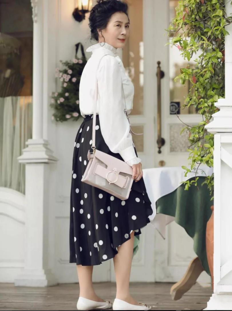 女人上了年纪尽量少穿这四种鞋,女人上了年纪少穿4种鞋裙子搭配