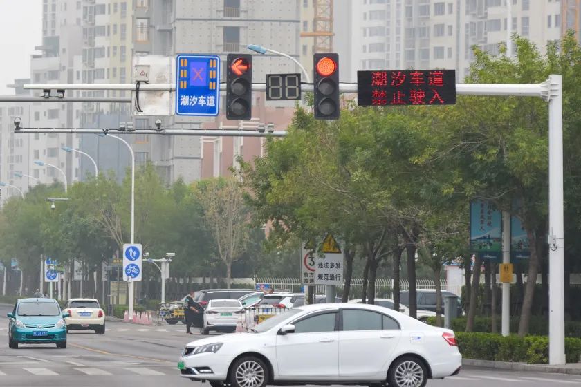 全市首条智能潮汐车道试运行,天津首条智能潮汐车道试运行