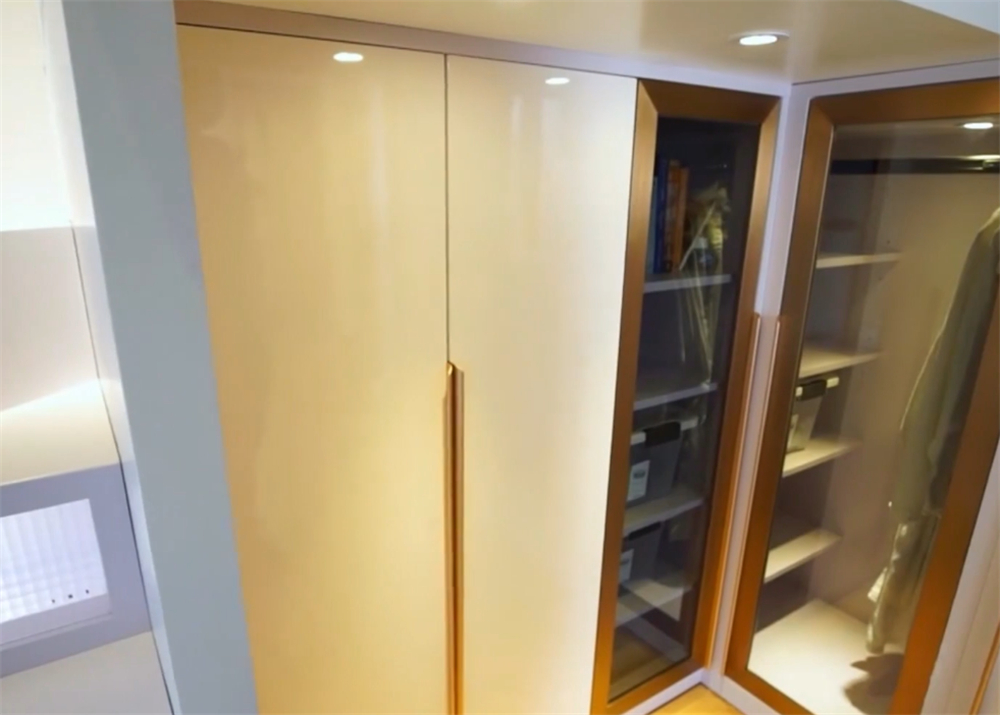 香港一家4口居住110尺劏房,香港一家五口住在豪宅