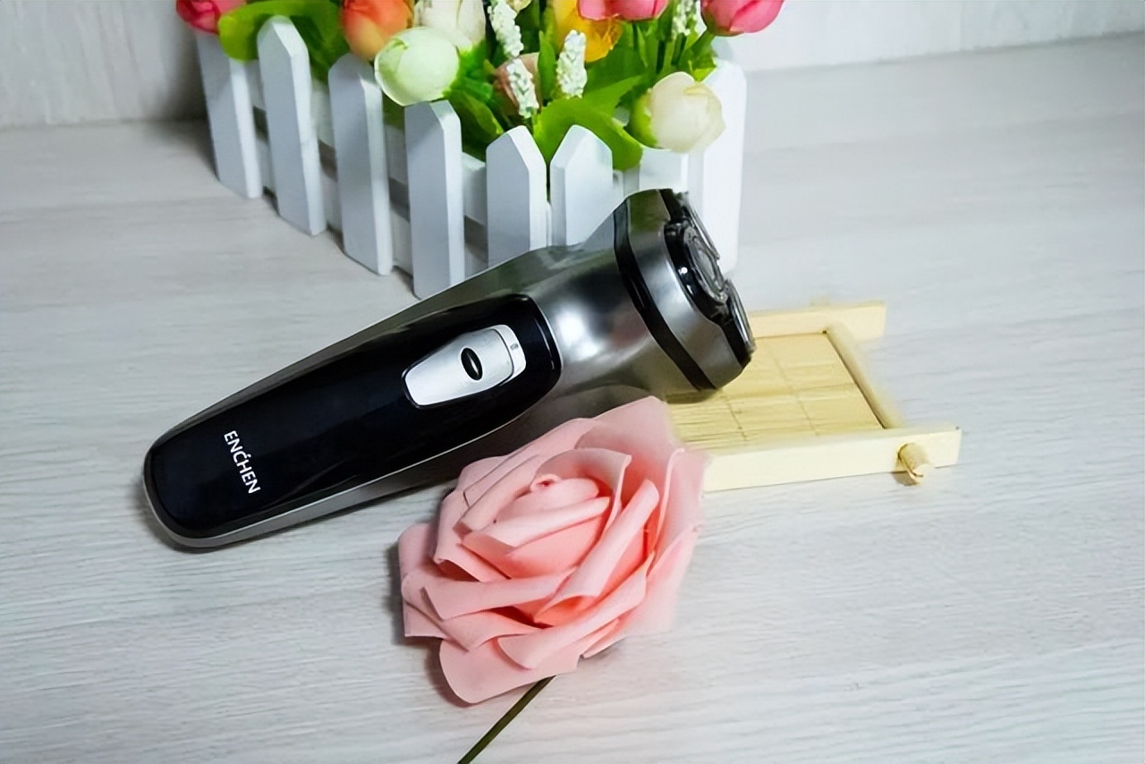 光头剃须神器钝了怎么办,剃须刀变钝不好用只需一张纸