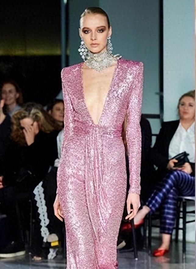 光天化日半露*裤内**、露半球，这几个明星玩转“诱惑”，毫无下限！