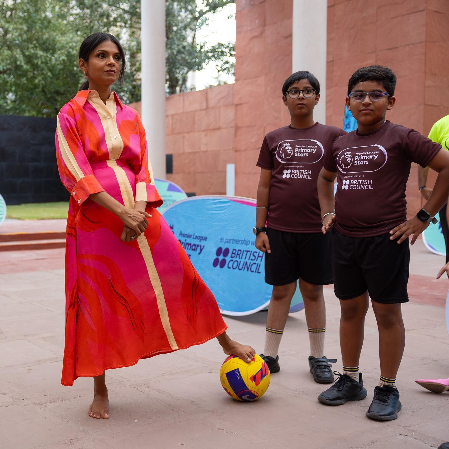 英第一夫人给老公打领带超甜！两套纱丽闪耀G20，比韩国夫人还闪