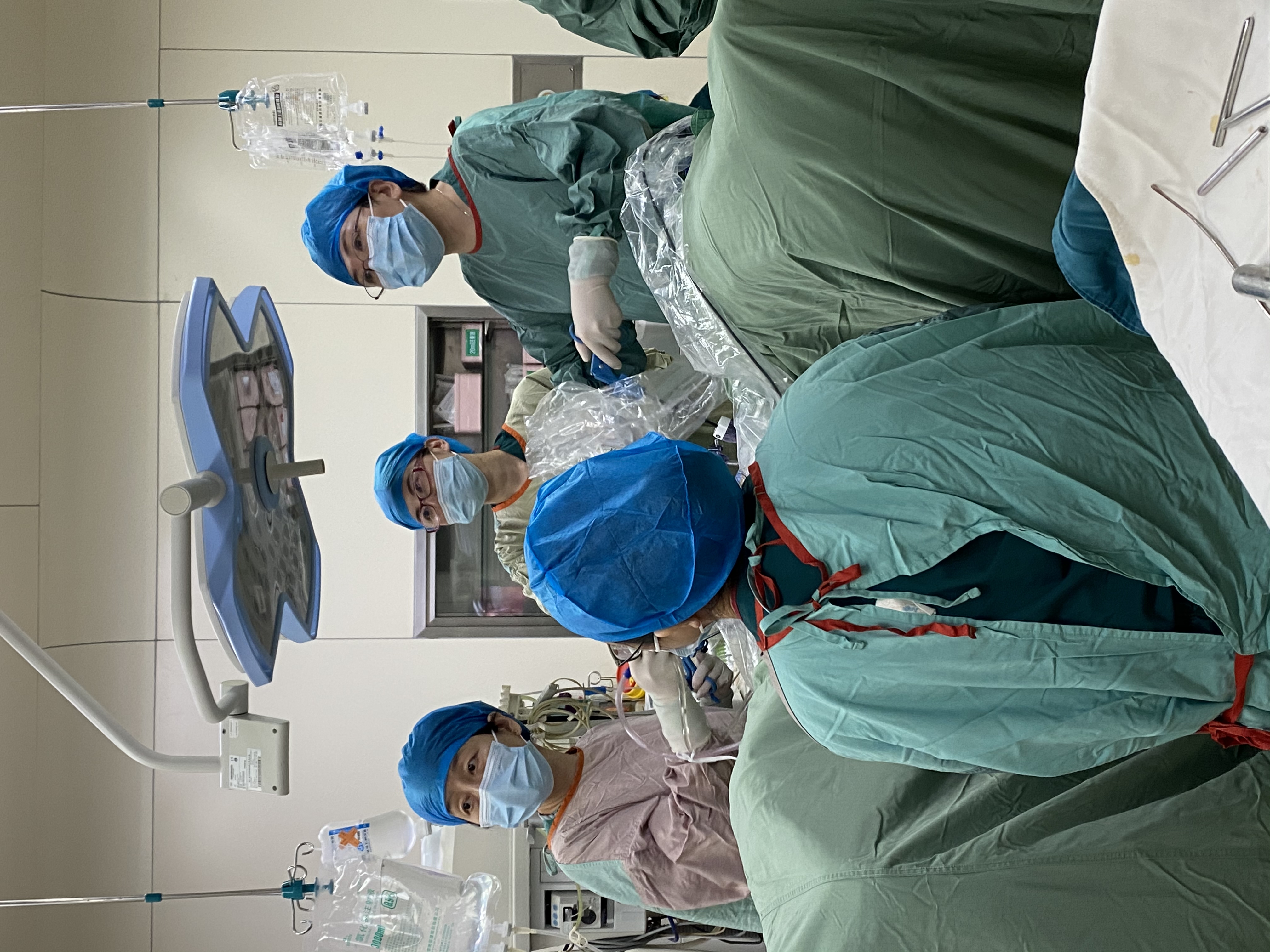 巧从患者肚脐打孔，一次为完成两台“无痕”手术