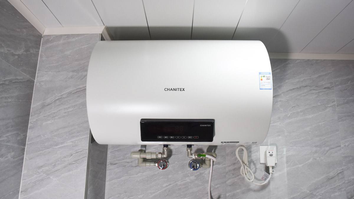 家里选燃气热水器还是电热水器，从这5个角度出发，你就明白了