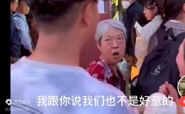 横店两女子插队回应,浙江横店插队事件上热搜