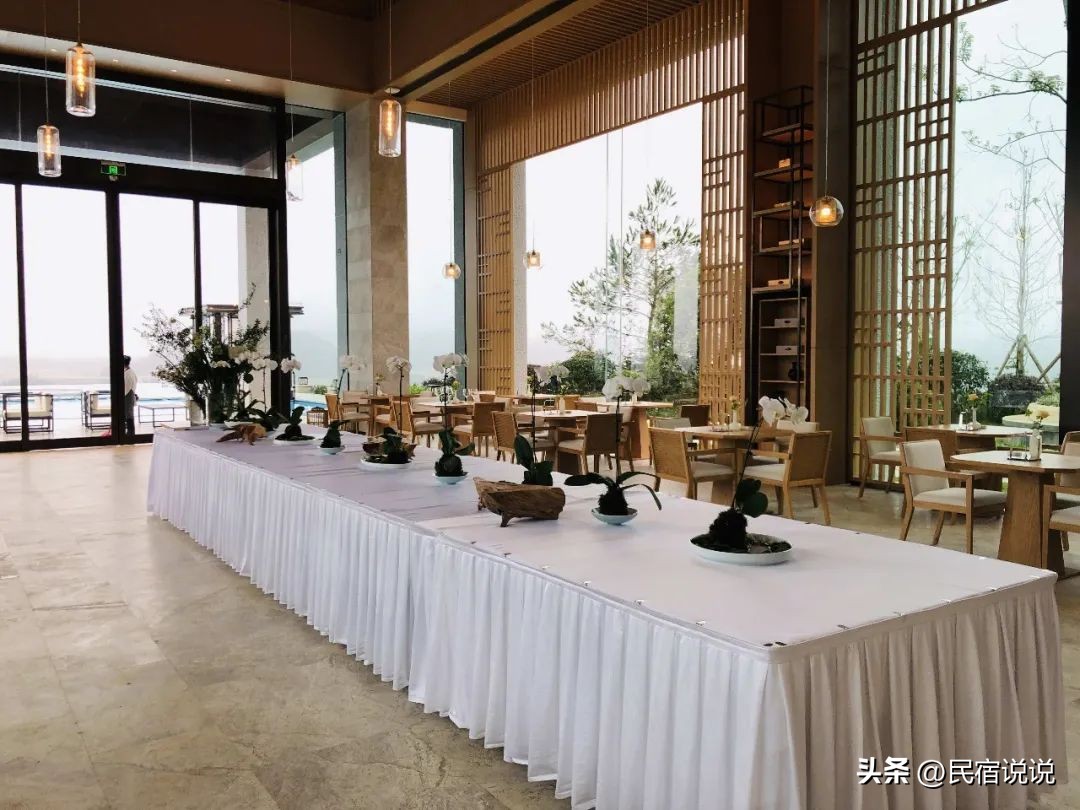 在云雾缭绕的朵花特大桥边隐藏着一家温泉酒店