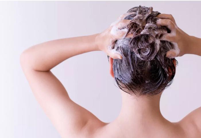 颈部背部长痘是由哪些原因造成,脸上和背部爱长痘的原因