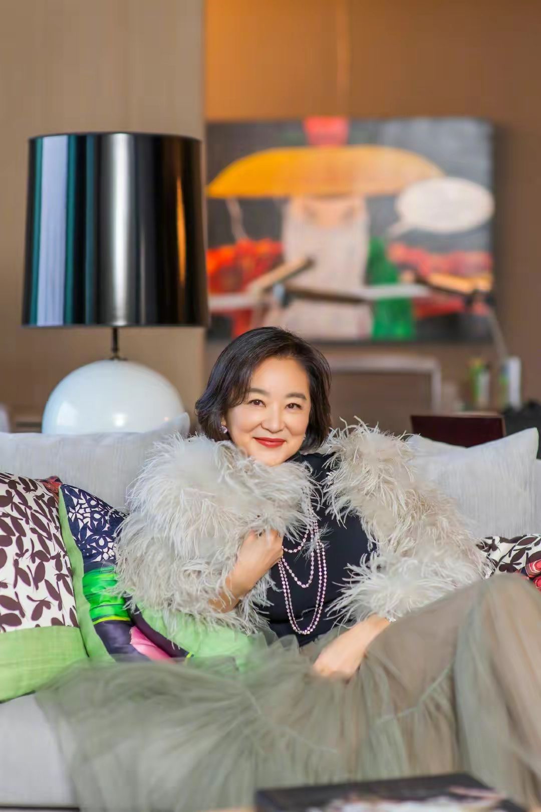 微胖中年阿姨别留长发了，学林青霞烫这款“贵妇卷”，高级不油腻