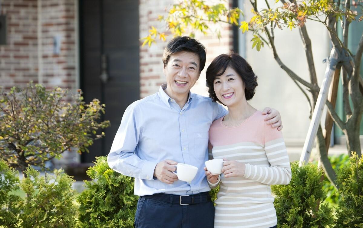 6旬老人流落异乡24年难归家,七旬老人卖车自驾游