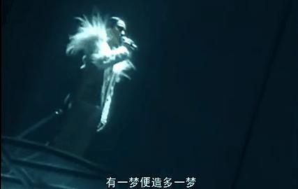 他穿深V露背装，和歌迷开黄色笑话，没被封号还引千万人点赞？