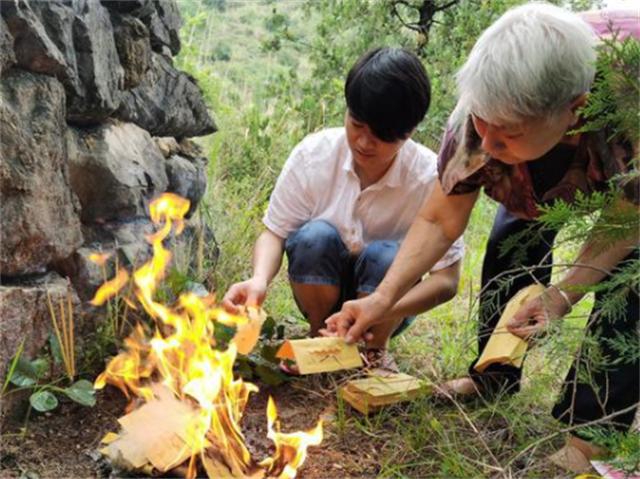 02年重庆夫妇遭投毒亡，村民白酒泡尸等待破案，家属追凶20年未果