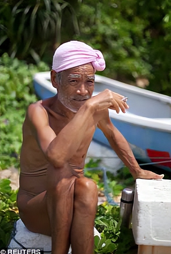 73岁日本大爷荒岛生活,日本老人裸居海岛