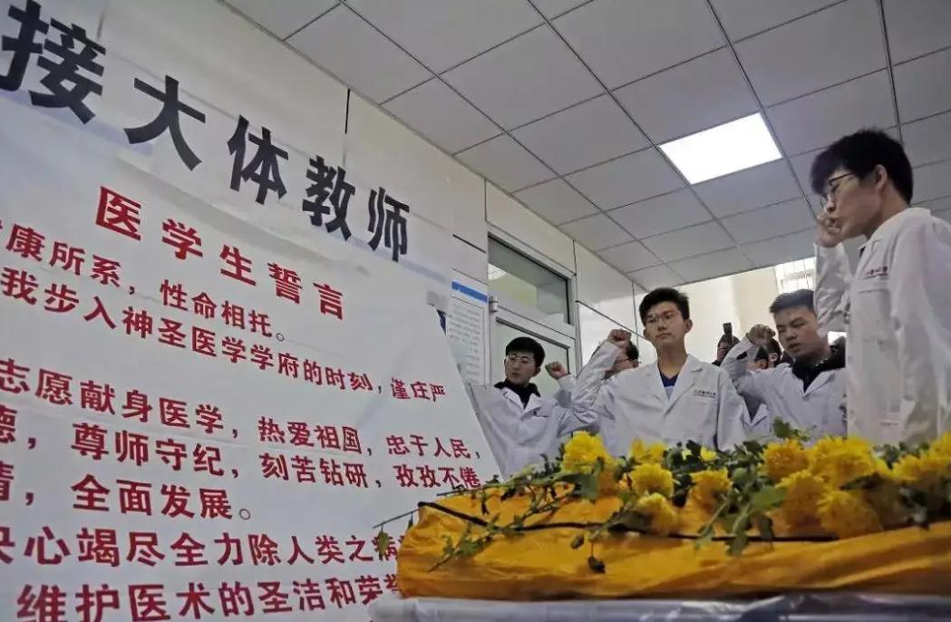 煮人骨，剔腐肉，一年处理50具遗体，直面死亡的人体标本制作师