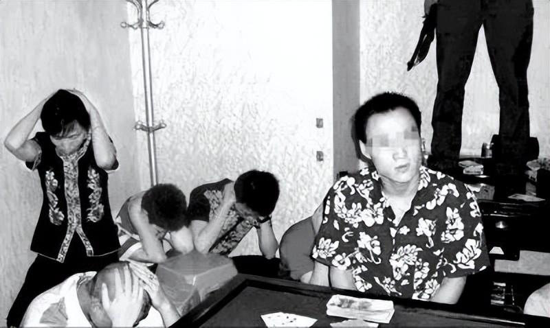 女的*光脱**拍卖，男的生拔指甲，真实的边境赌博，远比你想象的可怕