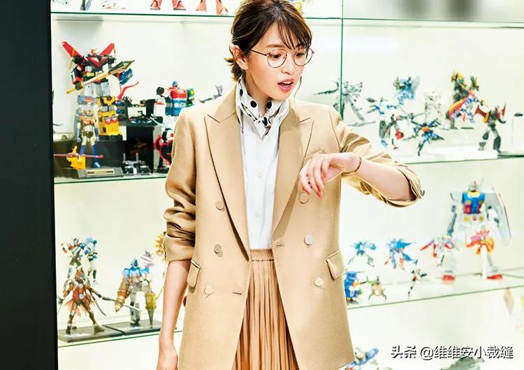 戴丝巾的女人有多时髦？从优雅女神到第一夫人，惊艳了整个时尚圈