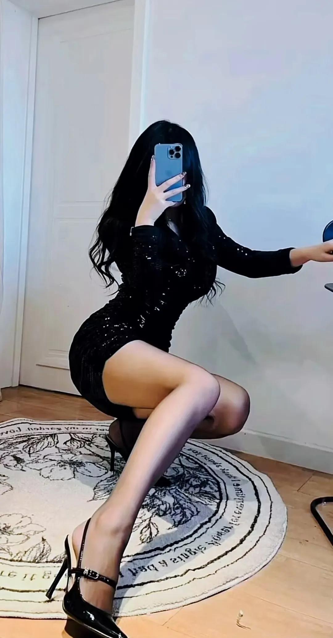 黑色衣服又简约又好看,黑色衣服显庄重而不失优雅