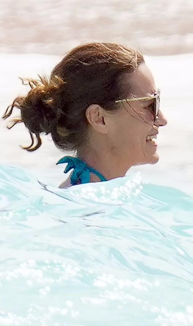 凯特37岁妹妹素颜带娃,威廉凯特带妹妹海边度假