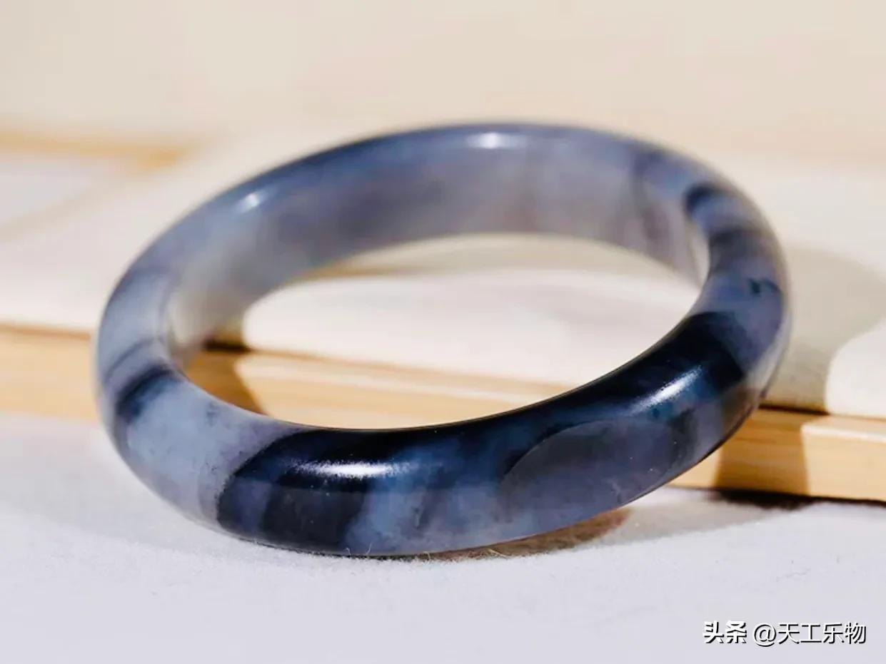 和田玉肉眼看有很多棉的手镯好吗,玉器店有玉手镯卖吗