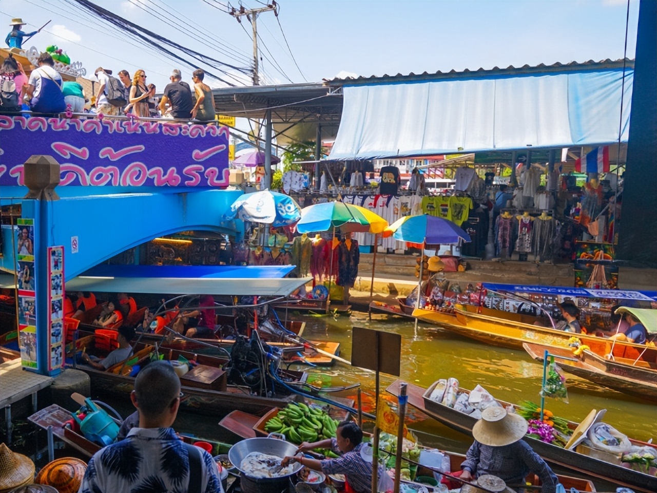 泰国水上卖船的视频,泰国水上市场卖鱼视频