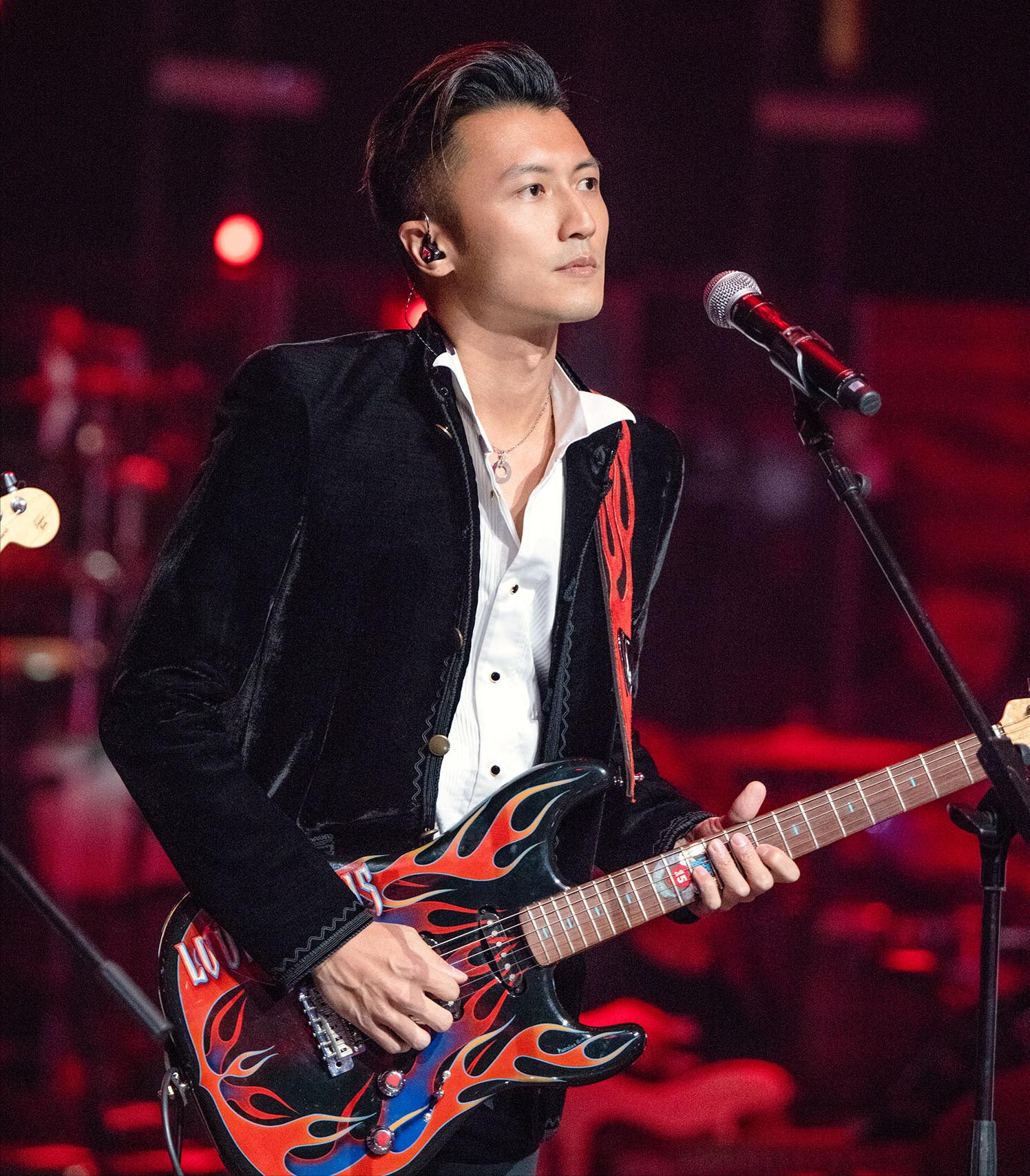 谢霆锋第一次春晚视频,谢霆锋现在在香港受欢迎吗