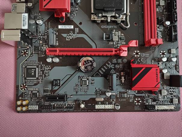 技嘉b760m-h和技嘉b760m魔鹰区别,技嘉魔鹰b760m小板和大板区别