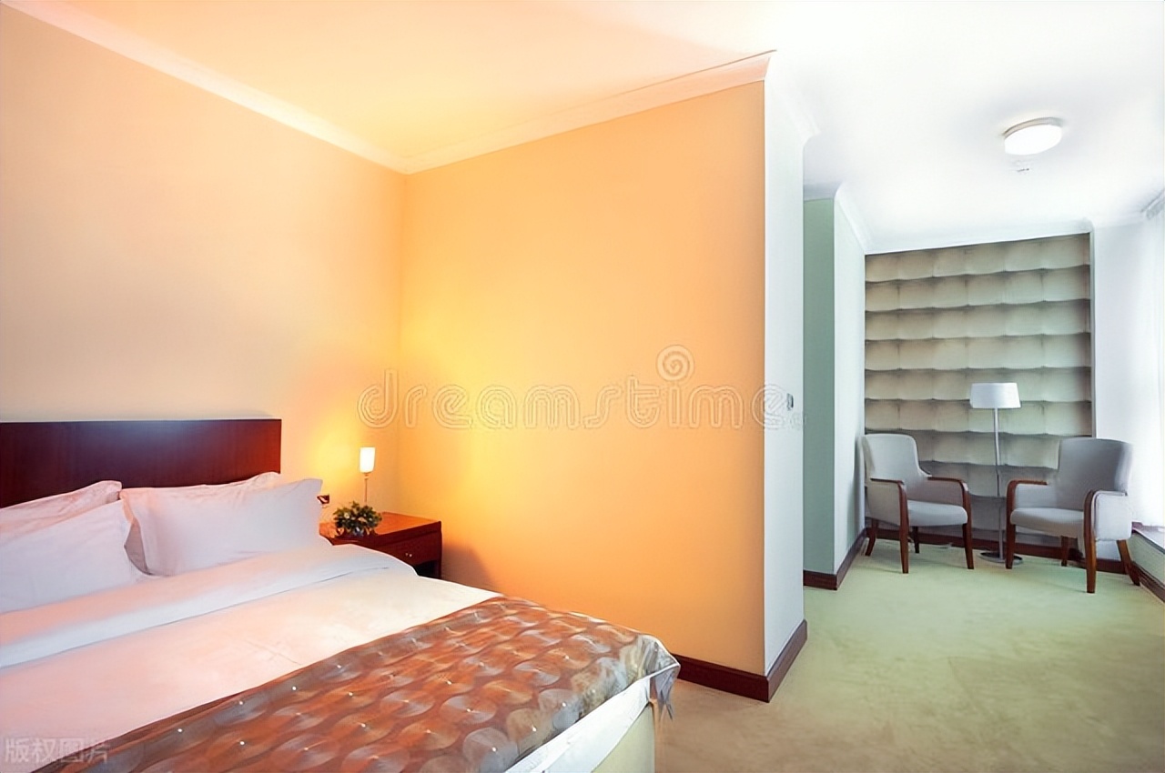 住酒店可以同父母同住一个标间吗,订酒店大床房允许住一家四口吗