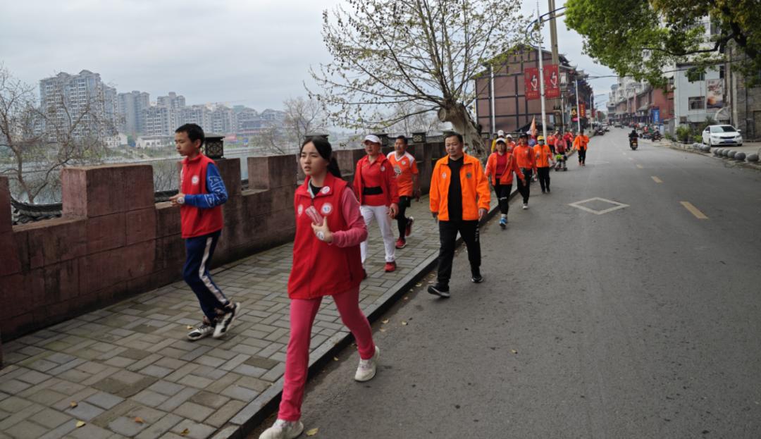 芷江县举行“为爱同行因爱绽放”公益徒步活动