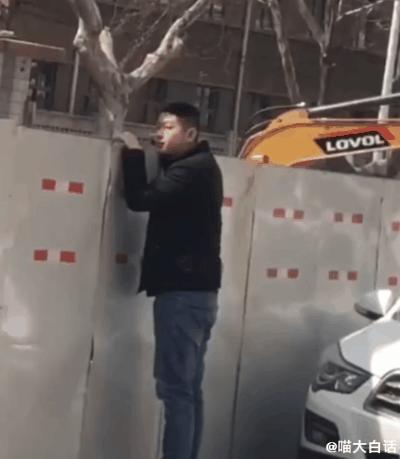 “男票打篮球裤子被队友扒了...”哈哈哈哈救命一整个社死了